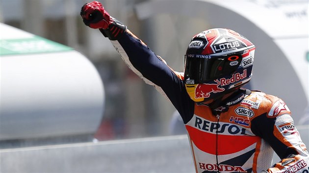 panlsk jezdec Marc Mrquez se raduje z triumfu v zvod MotoGP ve Velk cen panlska.