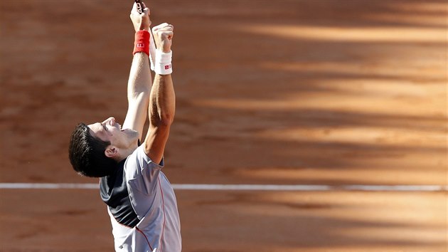 Srbsk tenista Novak Djokov se raduje z triumfu na turnaji v m.