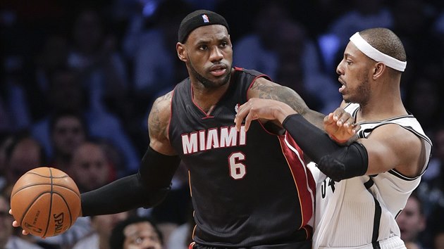 LeBron James (vlevo) z Miami se petlauje s Paulem Piercem z Brooklynu.