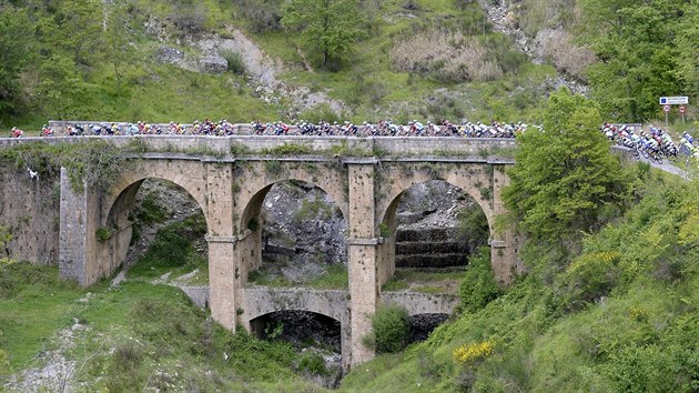 Cyklistick peloton na trati Giro d' Italia