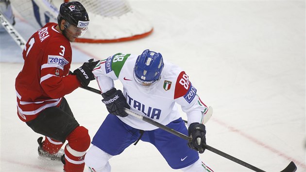 Kanadsk hokejista Kevin Bieksa (vlevo) v souboji s Vincentem Roccem z Itlie.