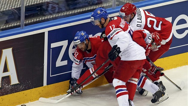 DVA NA DVA. Michal Vondrka (vlevo) a Ji Novotn se pustili do souboje o kotou se dvma dnskmi hokejisty.