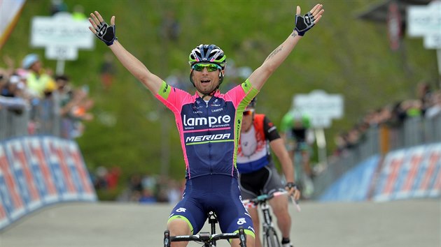 Italský cyklista Diego Ulissi triumfáln projídí cílem, kdy ovládl 8. etapu...