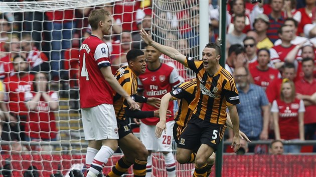 A JE TAM! James Chester (vpravo) z Hullu se raduje z glu proti Arsenalu ve finle FA Cupu.