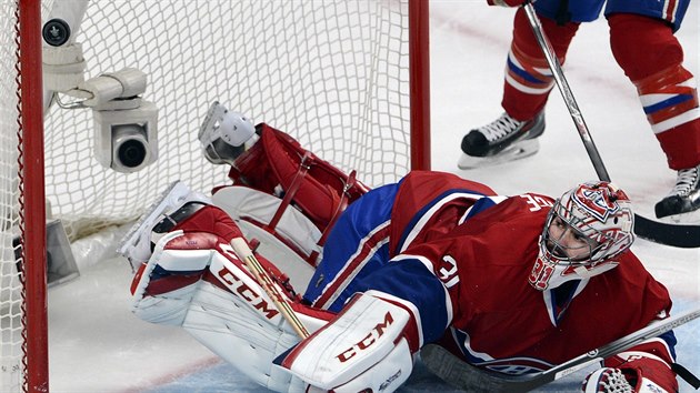 Brank Montrealu Carey Price inkasuje tvrt gl v zpase proti New Yorku Rangers.