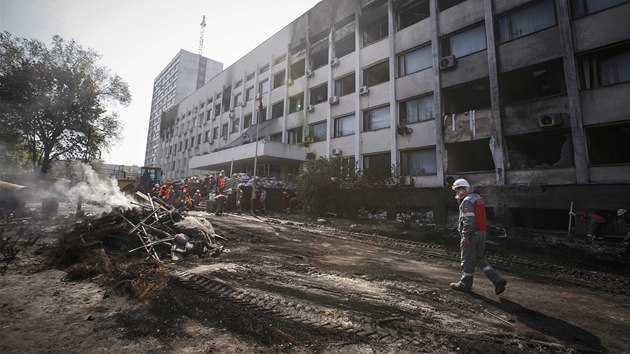 Dlnci bouraj barikdy v Mariupolu, odkud vyhnali prorusk radikly. 