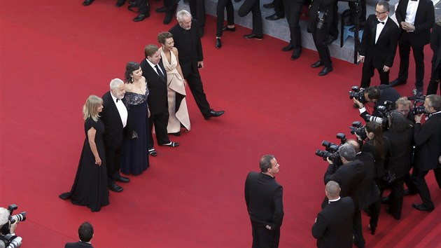 Na ervenm koberci v Cannes pzuj (zleva)producentka Georgina Lowe, reisr Mike Leigh, herci Marion Bailey, Timothy Spall, Dorothy Atkinsonov a hlavn fotograf Dick Pope (15. kvtna 2014).