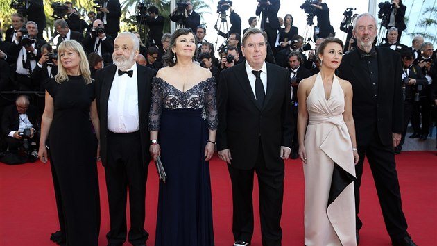 Na ervenm koberci v Cannes pzuj (zprava)hlavn fotograf Dick Pope, hereka Dorothy Atkinsonov, herec Timothy Spall, hereka Marion Bailey a reisr Mike Leigh (15. kvtna 2014).