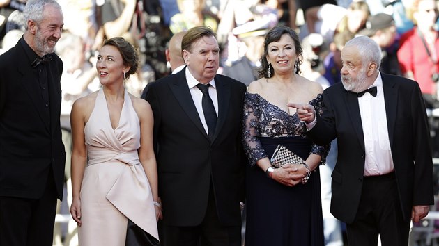 Na ervenm koberci v Cannes pzuj (zleva)hlavn fotograf Dick Pope, hereka Dorothy Atkinsonov, herec Timothy Spall, hereka Marion Bailey a reisr Mike Leigh (15. kvtna 2014).