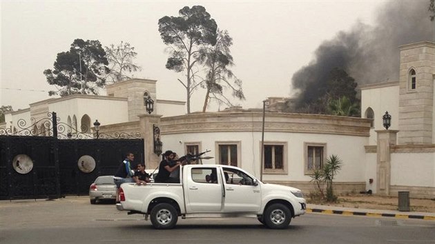 Ozbrojenci obsadili libyjsk parlament  (Tripolis, 18. kvtna 2014).