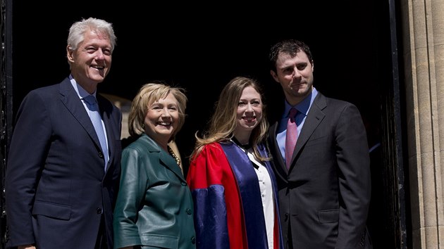 Bill Clinton, jeho manelka Hilary, ze Marc Mezvinsky a dcera Chelsea, kter promovala na Oxfordu (10. kvtna 2014).