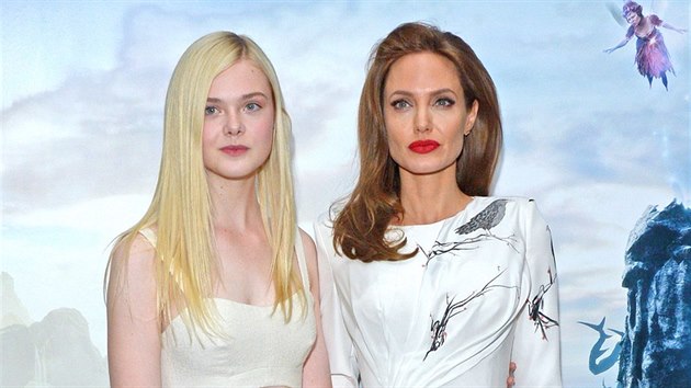 Elle Fanningov a Angelina Jolie na pedstaven filmu Zloba - Krlovna ern magie (Londn, 9. kvtna 2014)