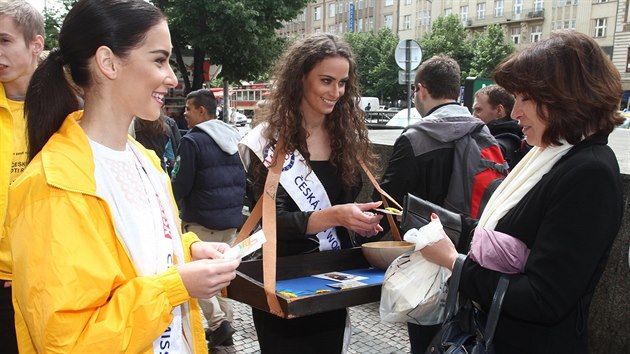 esk Miss Earth 2014 Nikola Buransk a esk Miss World Tereza Skoumalov podpoily esk den proti rakovin.