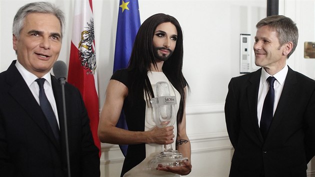 Rakousk kancl Werner Faymann, zpvaka Conchita Wursta a rakousk ministr kultury Josef Ostermayer (Vde, 18. kvtna 2014)