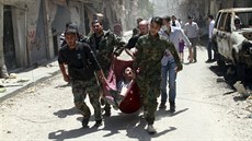 Asadovi vojáci odnáí mue zranného pi explozi miny v Homsu (8. kvtna 2014)