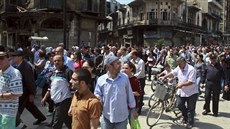 Obyvatelé Homsu se vracejí do svých domov v centru msta, odkud se stáhli...