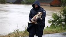 Srbský policista se psem, kterého u msta Lazarevac zachránil ped povodní (16....
