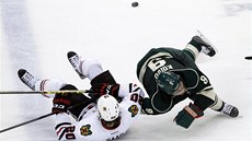 Brandon Saad (vlevo) z Chicaga a Mikko Koivu z Minnesoty.