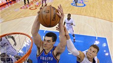 Steven Adams z týmu Oklahoma City zakonuje ped Blakem Griffinem z Los Angeles