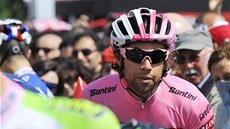 Michael Matthews eká na start esté etapy cyklistického Gira d'Italia.