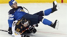 SEDAKA. Finský hokejista Tommi Kivistö spadl na Nmce Matthiase Plachtu