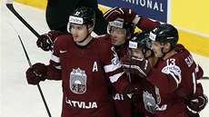 Hokejisté Lotyska se radují z gólu v utkání s USA. Autorem je Mikelis Redlihs