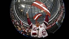 LATVIJA! Hokejisty Lotyska podporoval v utkání proti USA i tento fanouek.