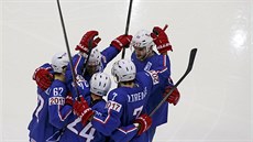 Hokejisté Francie slaví branku v utkání proti Dánsku.