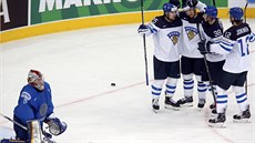 Hokejisté Finska slaví gól v utkání s Kazachstánem.
