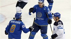 Hokejisté Kazachstánu Konstantin Romanov  a Taglar ajlajov sdílejí radost z...