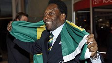 Pelé s brazilskou vlajkou slaví pidlení olympijských her Rio de Janeiru 2016