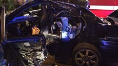 Řidič Mitsubishi nezvládl svůj vůz a u Úřadu vlády naboural do zídky. S těžkými... Řidič Mitsubishi nezvládl svůj vůz a u Úřadu vlády naboural do zídky. S těžkými...