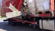 Nehoda dvou nákladních aut zablokovala na hodinu dálnici D5 ve smru na Plze