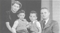 Poslední společná rodinná fotografie s manželem Willim a syny Hanušem a... Poslední společná rodinná fotografie s manželem Willim a syny Hanušem a...