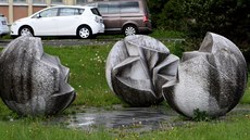 Před zkrachovalým kolosem Jablonex na Palackého třídě stojí obří koule od... Před zkrachovalým kolosem Jablonex na Palackého třídě stojí obří koule od...