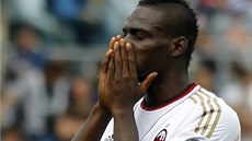 TO JSEM MĚL DÁT. Mario Balotelli, útočník AC Milán, po neproměněné šanci v TO JSEM MĚL DÁT. Mario Balotelli, útočník AC Milán, po neproměněné šanci v