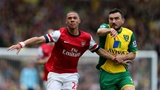 ZA MÍEM. Kieran Gibbs z Arsenalu (vlevo) a Robert Snodgrass z Norwiche.