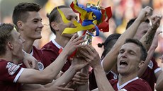 S KOPIÍ POHÁRU. Fotbalisté Sparty slaví po zápase s Olomoucí, kterou rozdrtili S KOPIÍ POHÁRU. Fotbalisté Sparty slaví po zápase s Olomoucí, kterou rozdrtili