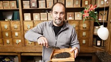 Jiří Šimsa, spolumajitel sítě čajoven Dobrá čajovna ve své první čajovně na... Jiří Šimsa, spolumajitel sítě čajoven Dobrá čajovna ve své první čajovně na...