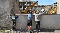 Smutné divadlo. Lidé ve Frýdku-Místku sledují bourání přádelny Landsbergrovy... Smutné divadlo. Lidé ve Frýdku-Místku sledují bourání přádelny Landsbergrovy...