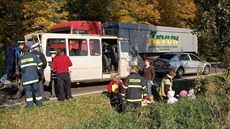 Nehoda nákladní auta a mikrobusu u Hradce Králové - Do mikrobusu s dtmi...