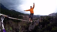 Chcete si zpevnit sted tla? Vyzkouejte slackline