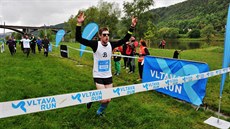 Karel Kédl finišuje na Vltava Runu a za ním běží zbytek víězného týmu, který... Karel Kédl finišuje na Vltava Runu a za ním běží zbytek víězného týmu, který...