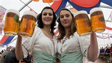 Ozdobou festivalu bývají usměvavé servírky. Ozdobou festivalu bývají usměvavé servírky.