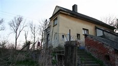 Tělo ženy našel náhodný svědek ve volně přístupném nádražním domku ve Velimi. Tělo ženy našel náhodný svědek ve volně přístupném nádražním domku ve Velimi.