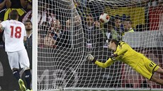 ROZHODUJÍCÍ TREFA Gameiro z FC Sevilla stílí rozhodující gól penaltového...