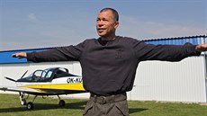 "I‘m happy. I‘m a pilot!" nadšeně jásal poté, co přistál po přezkušovacím letu... "I‘m happy. I‘m a pilot!" nadšeně jásal poté, co přistál po přezkušovacím letu...