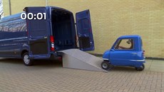 Velká dodávka spolkne miniauto jako malinu Velká dodávka spolkne miniauto jako malinu