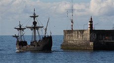 Moderní replika Santa Marie z roku 1998 na moři u ostrova Madeira Moderní replika Santa Marie z roku 1998 na moři u ostrova Madeira