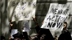 Nigerijci žádají úřady i mezinárodní organizace, aby proti únoscům zakročily. Nigerijci žádají úřady i mezinárodní organizace, aby proti únoscům zakročily.